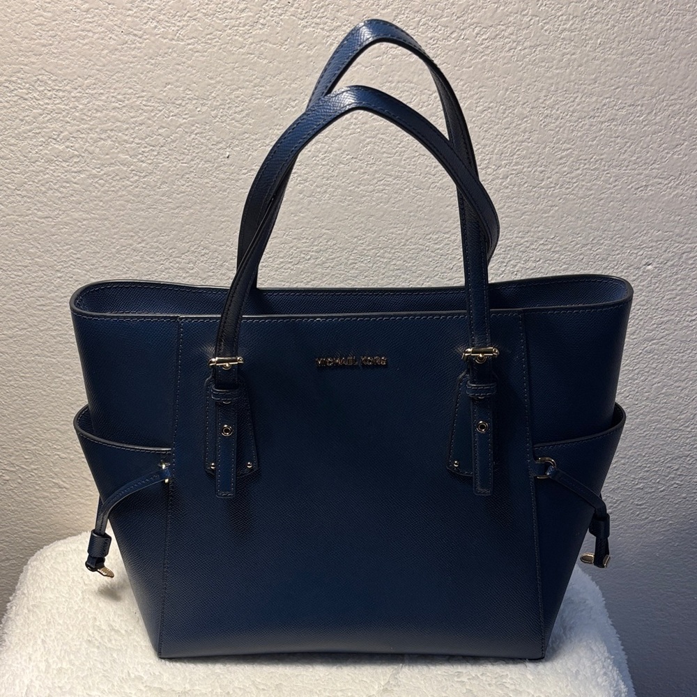 Michael Kors Voyager Saffiano leather tote bag in navy blue. - Picture 2 of 12